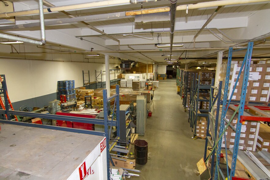 More Photos Of 2515-2517 SE Mailwell Dr, Milwaukie Manufacturing For Lease