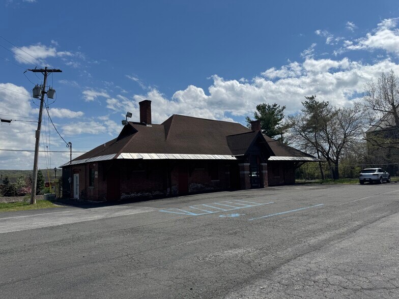 More Photos Of 127 Canvass St, Cohoes Storefront Retail Office For Lease