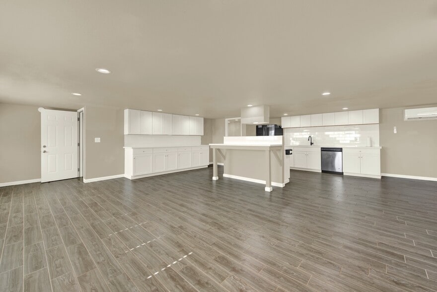 More Photos Of 124 S Porter Rd, Dixon Service For Sale