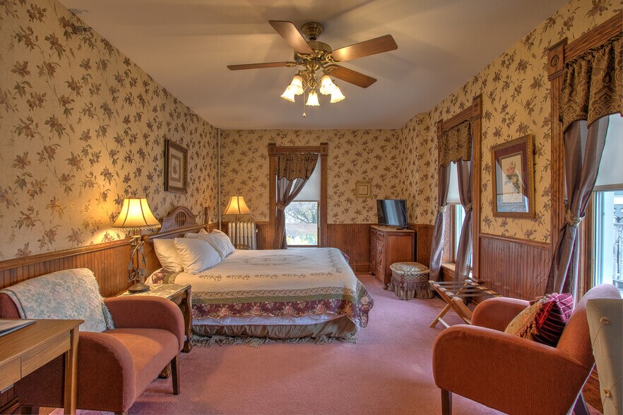 More Photos Of 80 4th St W, Rush City Hotel For Sale