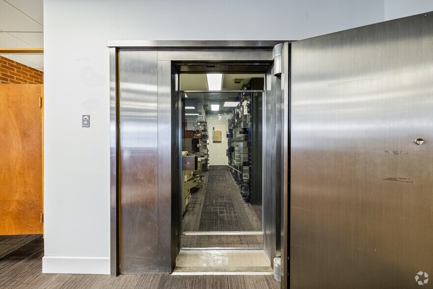 More Photos Of 101 E City Point Rd, Hopewell Bank For Sale