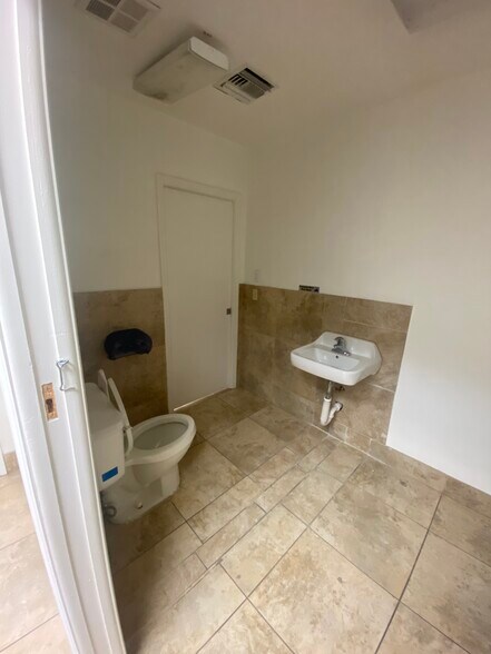 More Photos Of 3080 W Flagler St, Miami Medical For Sale