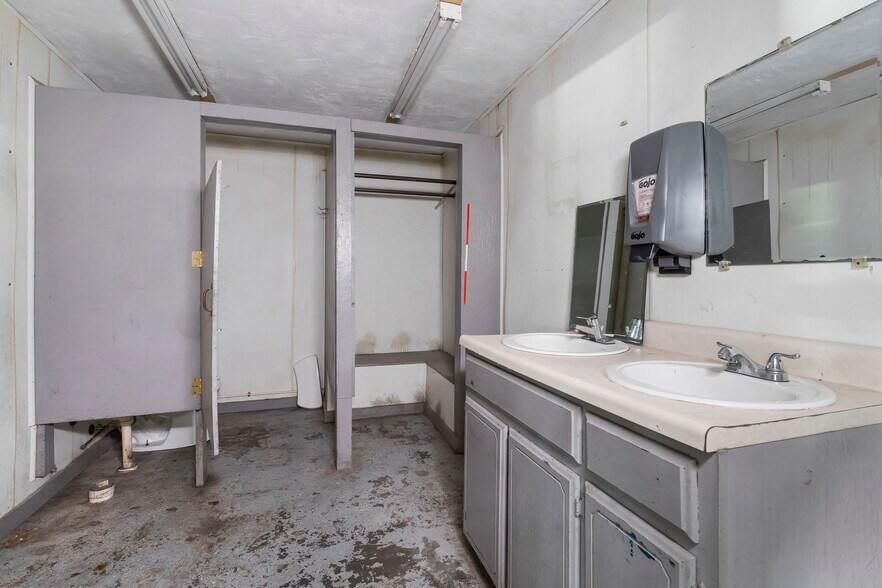 More Photos Of 825 MO-59, Carthage Industrial For Lease