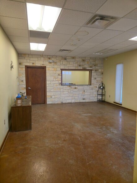 More Photos Of 7205 S WW White Rd, San Antonio Office For Lease