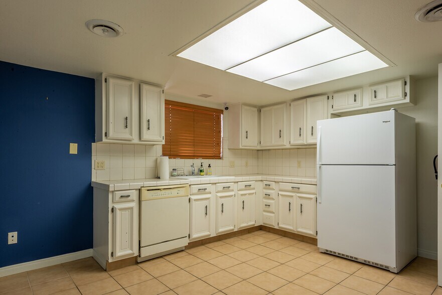 More Photos Of 6236 Laredo St, Las Vegas Office For Sale