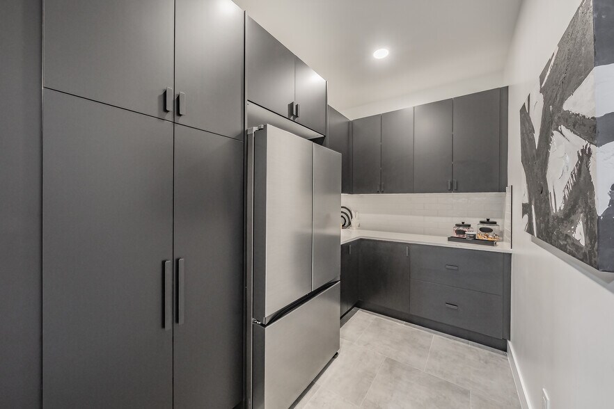 More Photos Of 13053 Harmon Rd, Fort Worth Warehouse For Sale