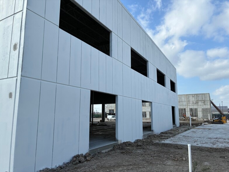 More Photos Of 14410 Fondren rd, Missouri City Warehouse For Lease