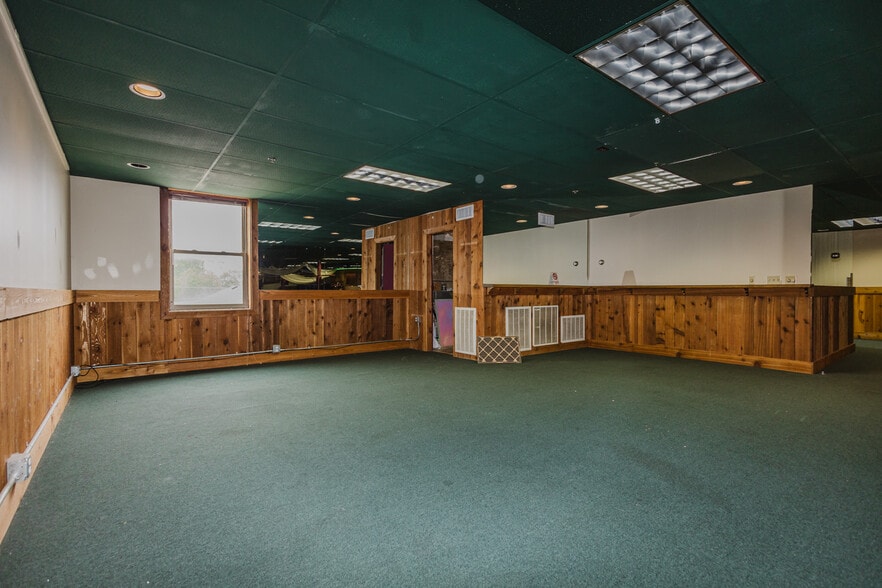 More Photos Of 830 N Kansas Ave, Topeka Bar For Sale