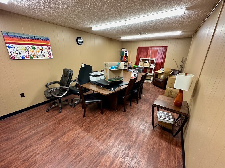 More Photos Of 1010 Zanderson Ave, Jourdanton Office For Lease