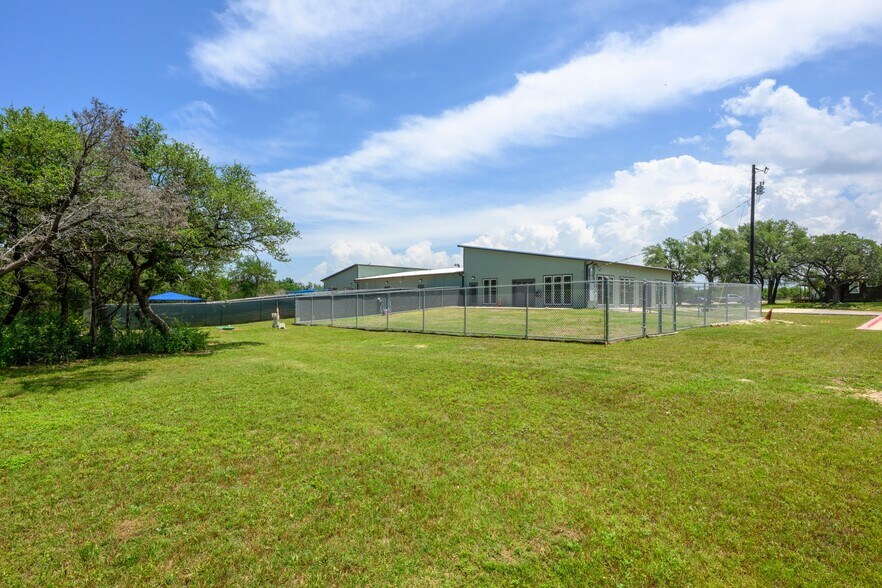 More Photos Of 1410 Live Oak Rd, Leander Showroom For Sale