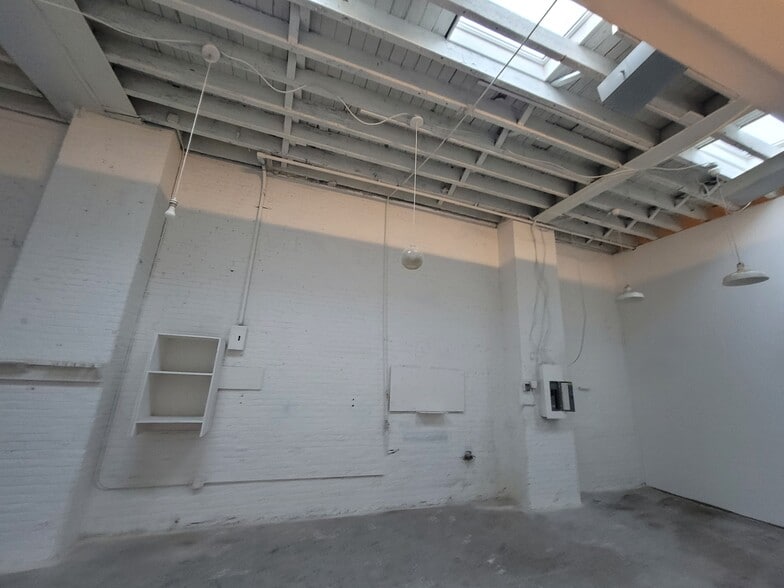 More Photos Of 272-280 Seigel St, Brooklyn Restaurant For Lease