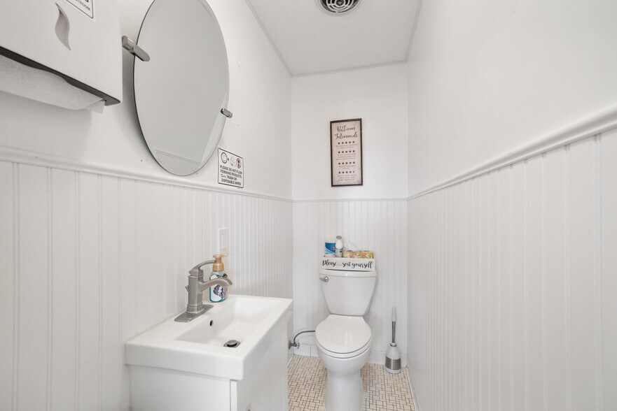 More Photos Of 4680 Dixie Hwy, Waterford Freestanding For Sale