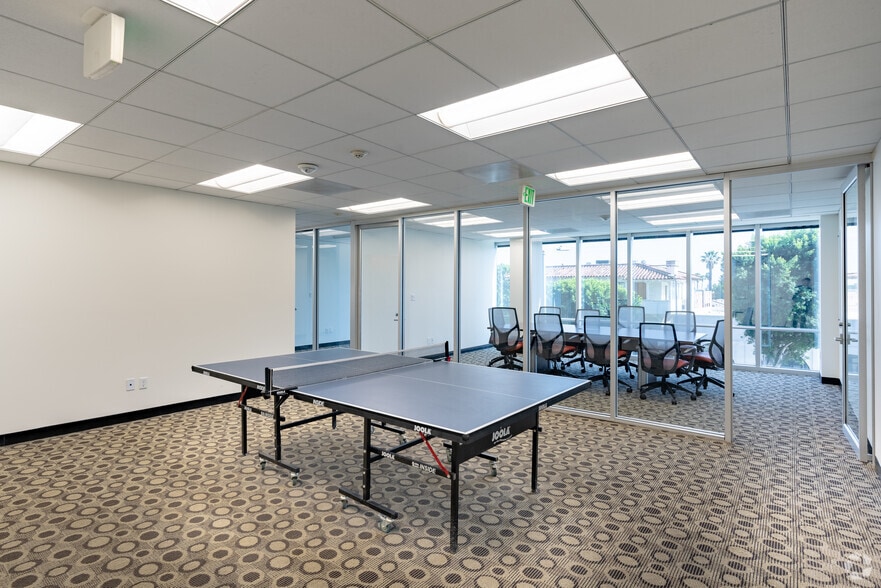 More Photos Of 6565 W Sunset Blvd, Hollywood Office For Lease
