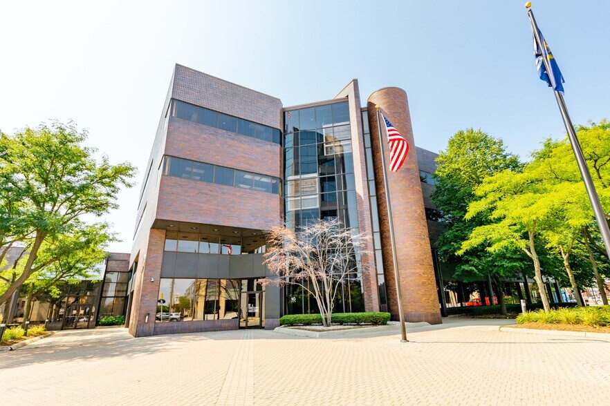 More Photos Of 10 S Main St, Mount Clemens Office For Lease