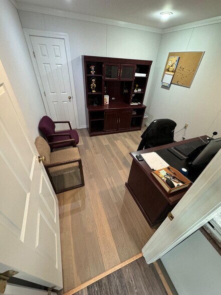 More Photos Of 1004 Spring Cypress Rd, Spring Showroom For Sale