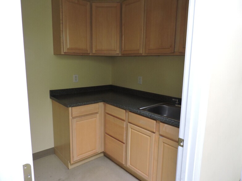 More Photos Of 1827 N Columbia St, Milledgeville Storefront For Lease