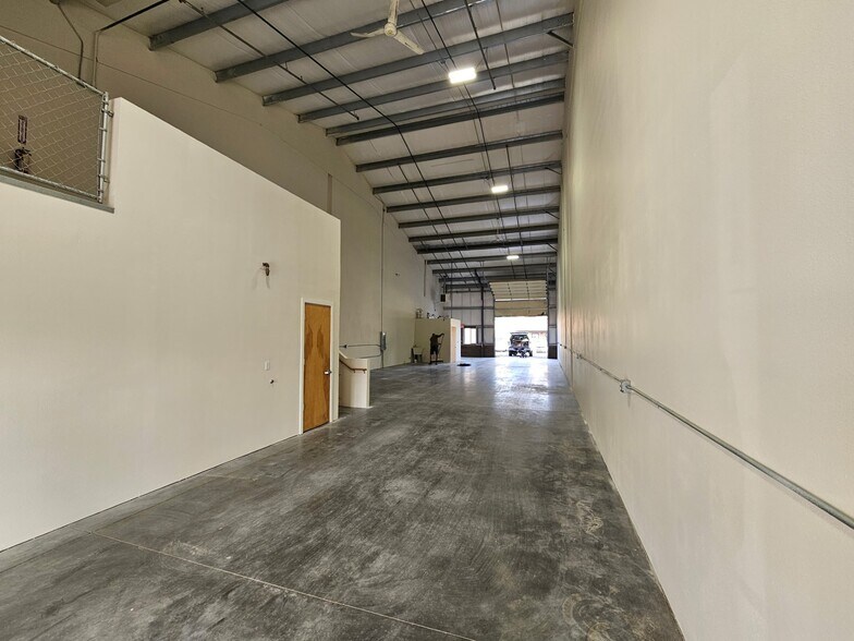 More Photos Of 840 SE Woodland Blvd, Bend Warehouse For Lease