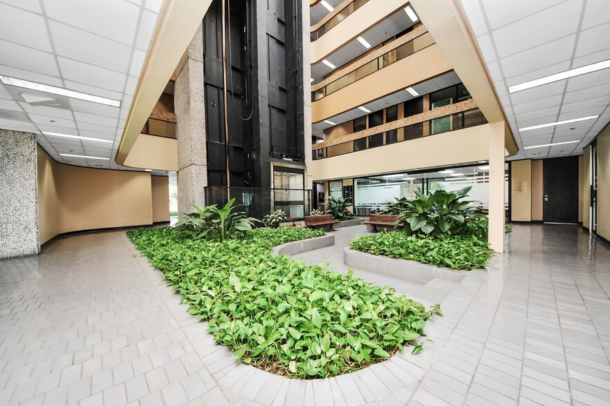 More Photos Of 6100 Corporate Dr, Houston Office For Sale