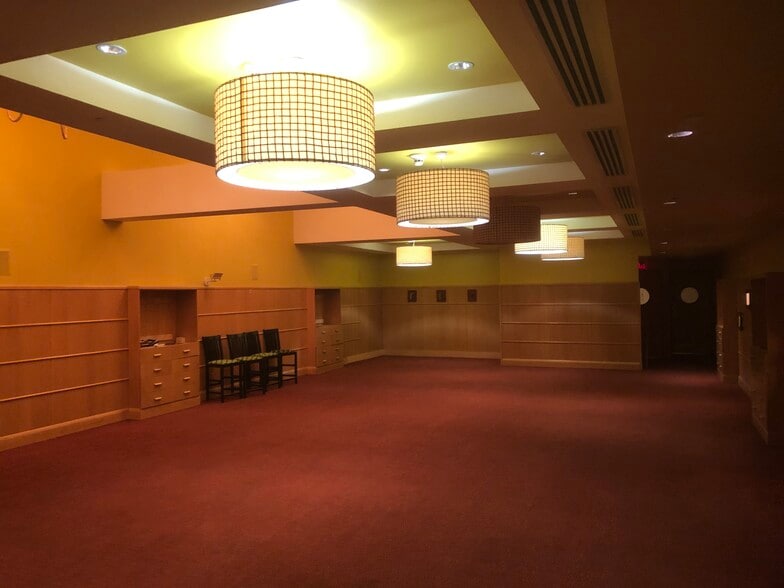 More Photos Of 127 W 4th St, Cincinnati Restaurant For Lease