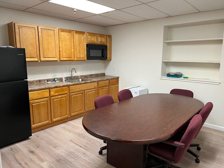 More Photos Of 100 Beecher Ave, Cheltenham Warehouse For Lease