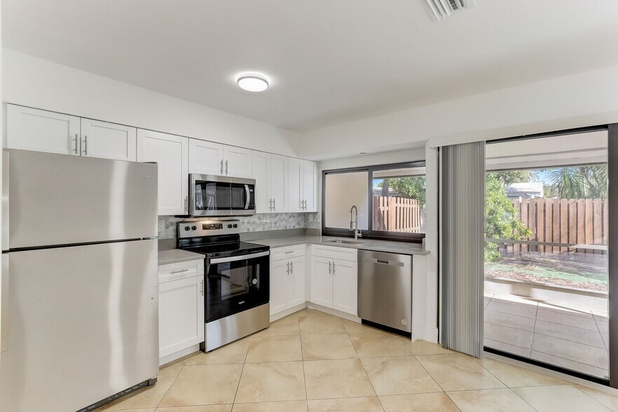 More Photos Of 2121 NE 51st Ct, Fort Lauderdale Apartments For Sale