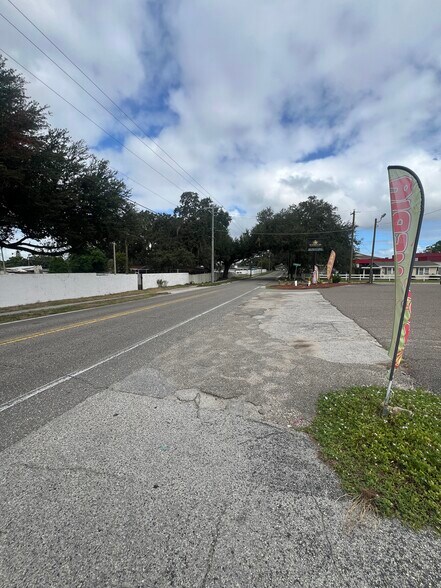 More Photos Of 111-123 N Kings Ave, Brandon Storefront Retail Office For Lease
