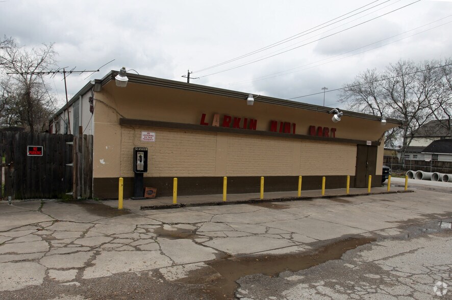 More Photos Of 5243 Larkin St, Houston Convenience Store For Lease