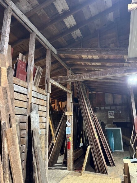 More Photos Of 1009 Mills St, Black Earth Warehouse For Sale
