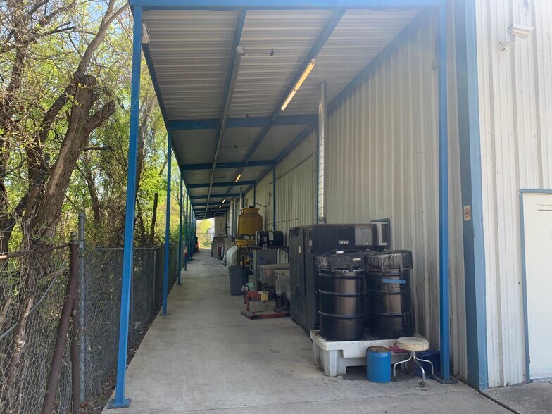 More Photos Of 919 W Mayfield Rd, Arlington Warehouse For Lease