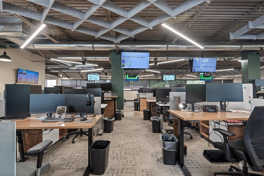 More Photos Of 29444 Northwestern Hwy, Southfield Office For Sale