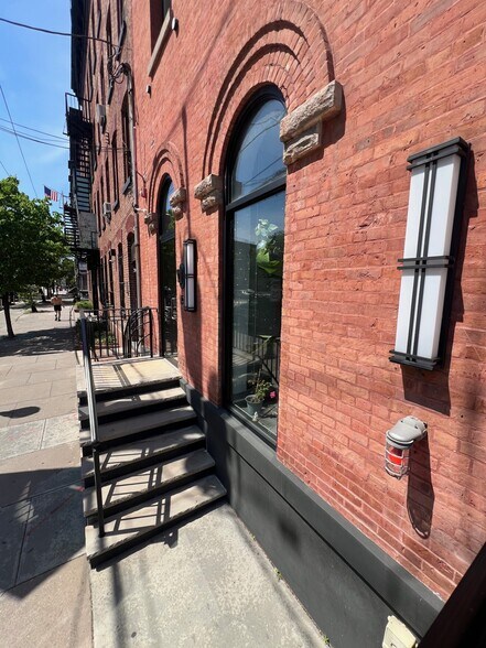More Photos Of 190 Christopher Columbus Dr, Jersey City Office Residential For Lease
