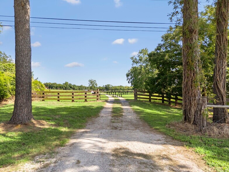 More Photos Of 18121 TX-105, Plantersville Land For Sale