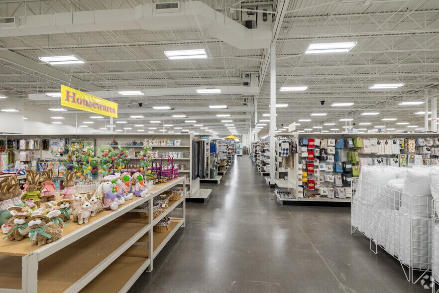 More Photos Of 109-297 N Seven Oaks Dr, Knoxville Freestanding For Lease