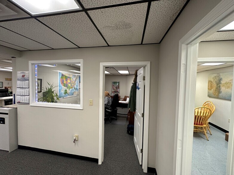More Photos Of 120 Commerce Cir, Fayetteville Office For Lease