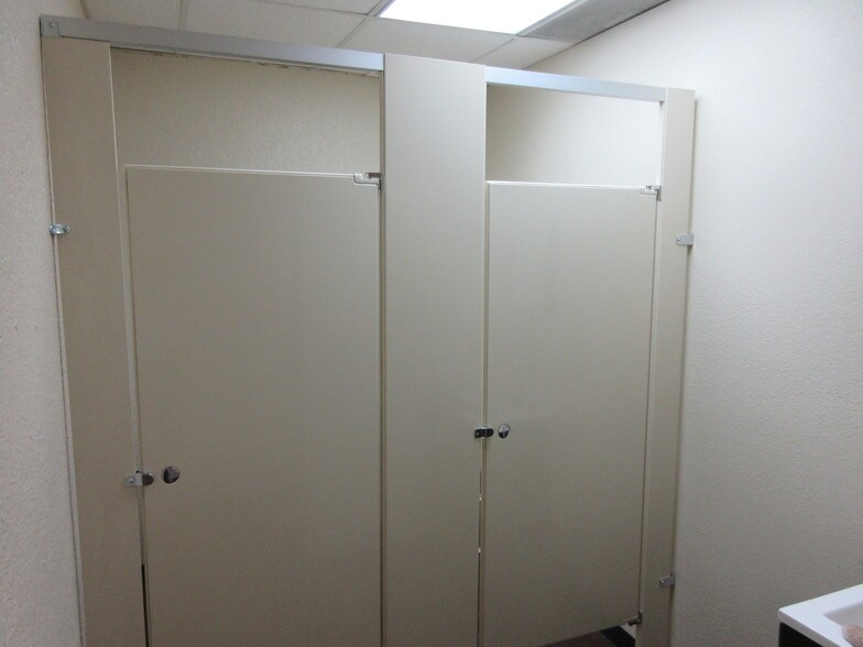 More Photos Of 15445 N Nebraska Ave, Lutz Warehouse For Lease