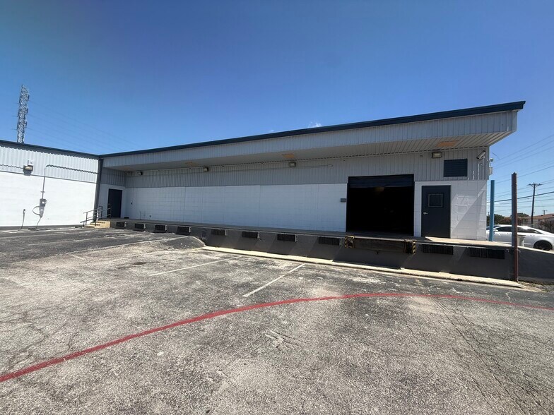 More Photos Of 911 N Frio St, San Antonio Manufacturing For Lease
