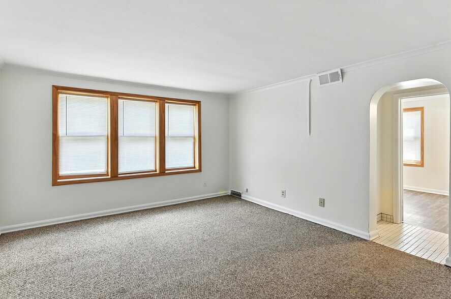 More Photos Of 817 N 48th St, Omaha Apartments For Sale