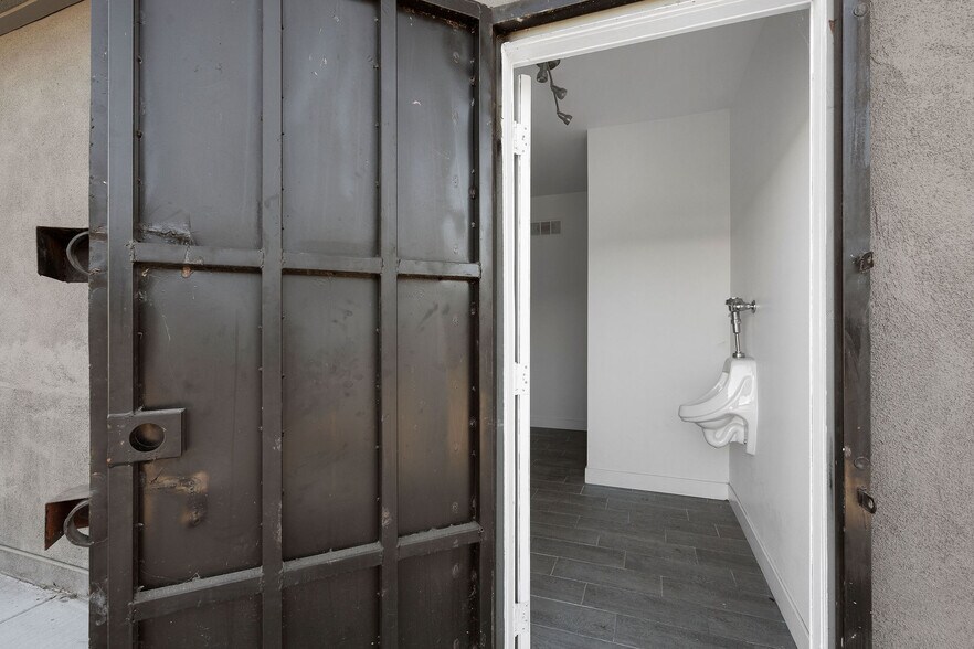 More Photos Of 3170 E 11th St, Los Angeles Warehouse For Lease