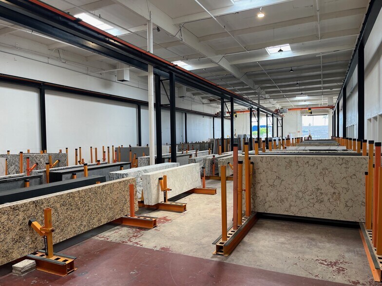 More Photos Of 2448-2452 N Clovis Ave, Fresno Showroom For Sale