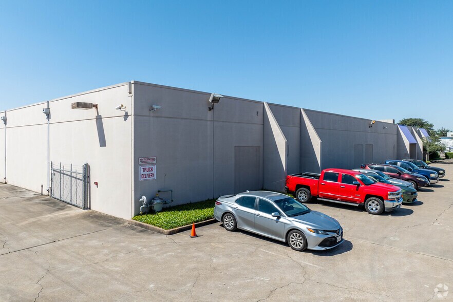 More Photos Of 5233-5235 Glenmont Dr, Houston Warehouse For Lease