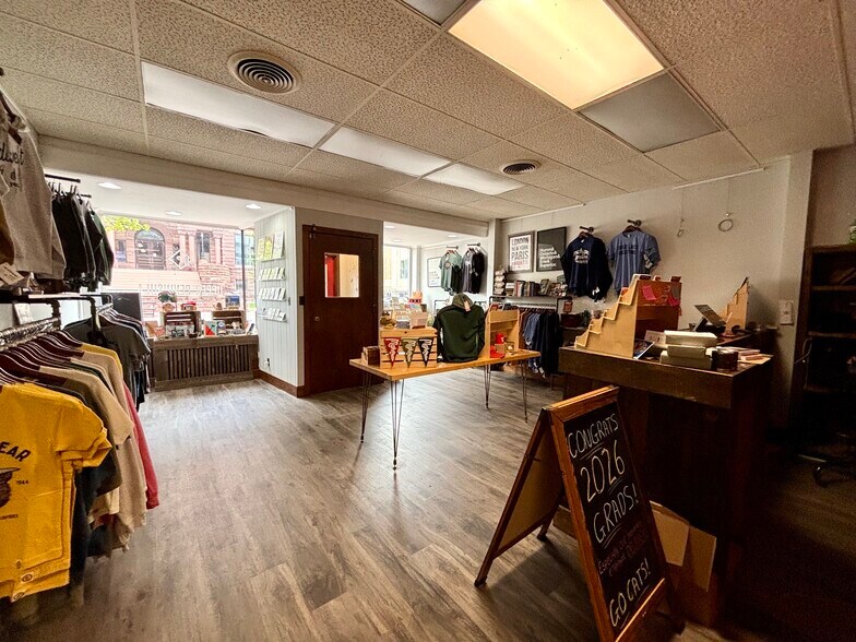 More Photos Of 221 W Washington St, Marquette Flex For Sale