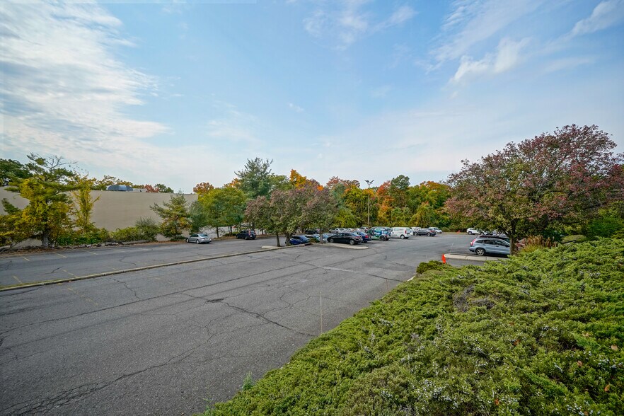 More Photos Of 663 E Crescent Ave, Ramsey Office For Lease