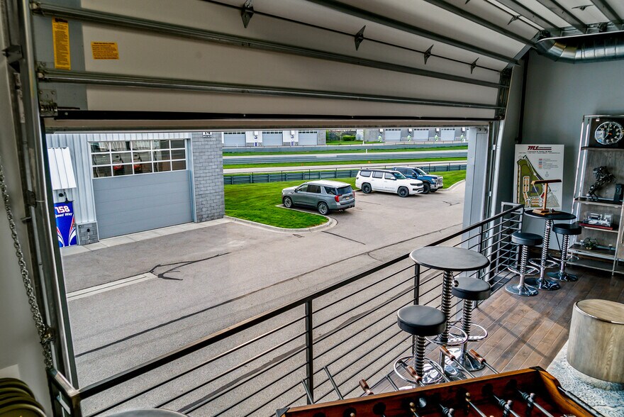 More Photos Of 154 W Speed Way, Pontiac Parking Garage For Sale