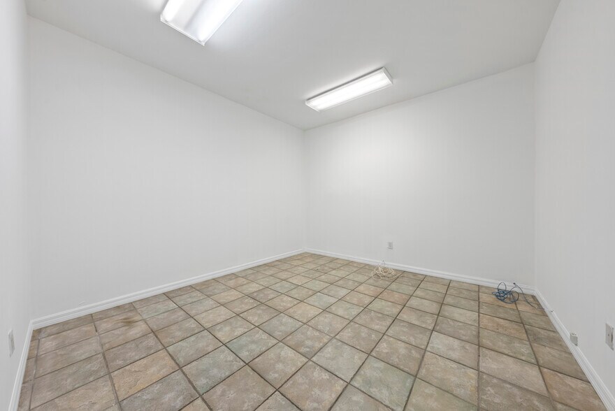 More Photos Of 4440 Domestic Ave, Naples Warehouse For Lease