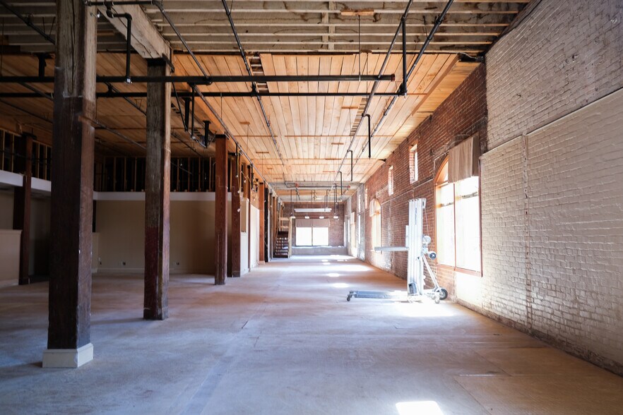 More Photos Of 200 N Canal St, Natchez Flex For Sale