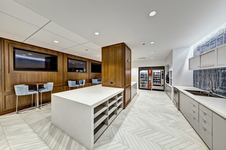 More Photos Of 33 N LaSalle St, Chicago Coworking Space