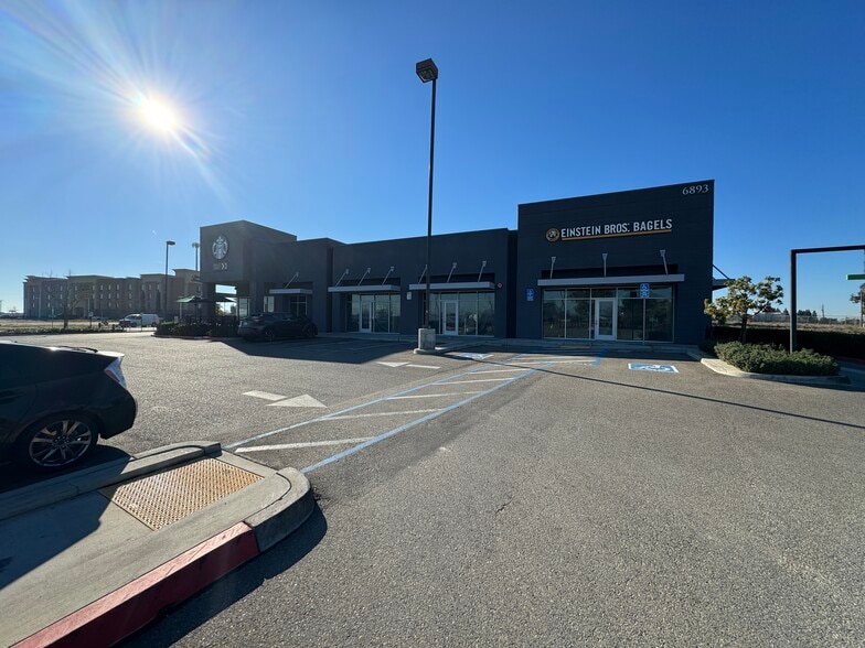 More Photos Of 6893 N Golden State Blvd, Fresno Restaurant For Lease