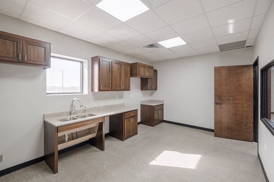More Photos Of 5261 W Murphy St, Odessa Industrial For Lease
