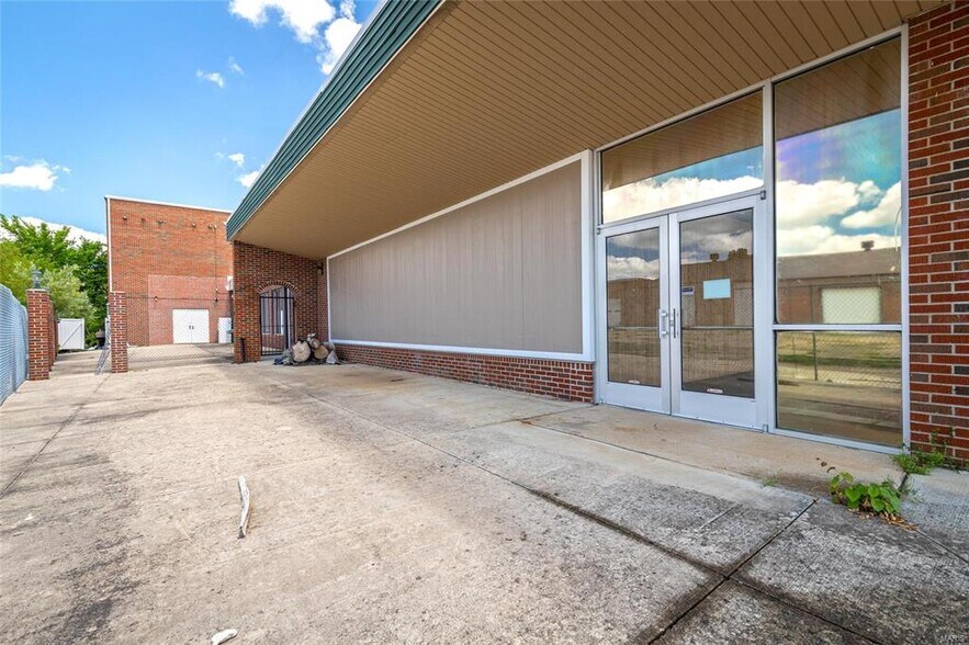 More Photos Of 512 Old Route 66, Saint Robert Showroom For Sale