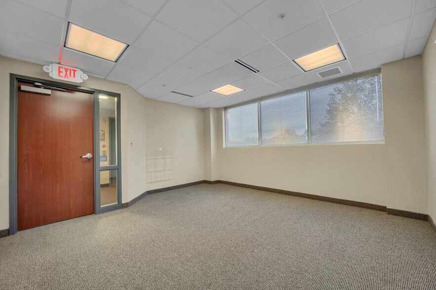 More Photos Of 21 Laurel Ave, Cornwall Medical For Lease